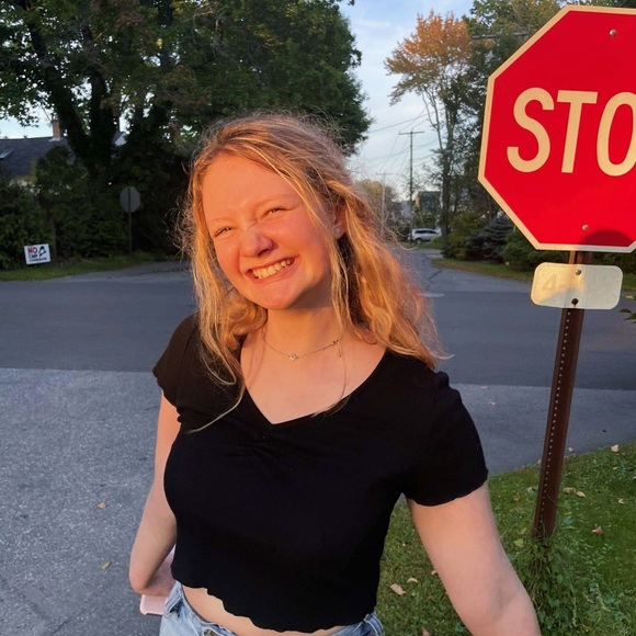 Meet your Posher, Elise - Picture 2 of 3